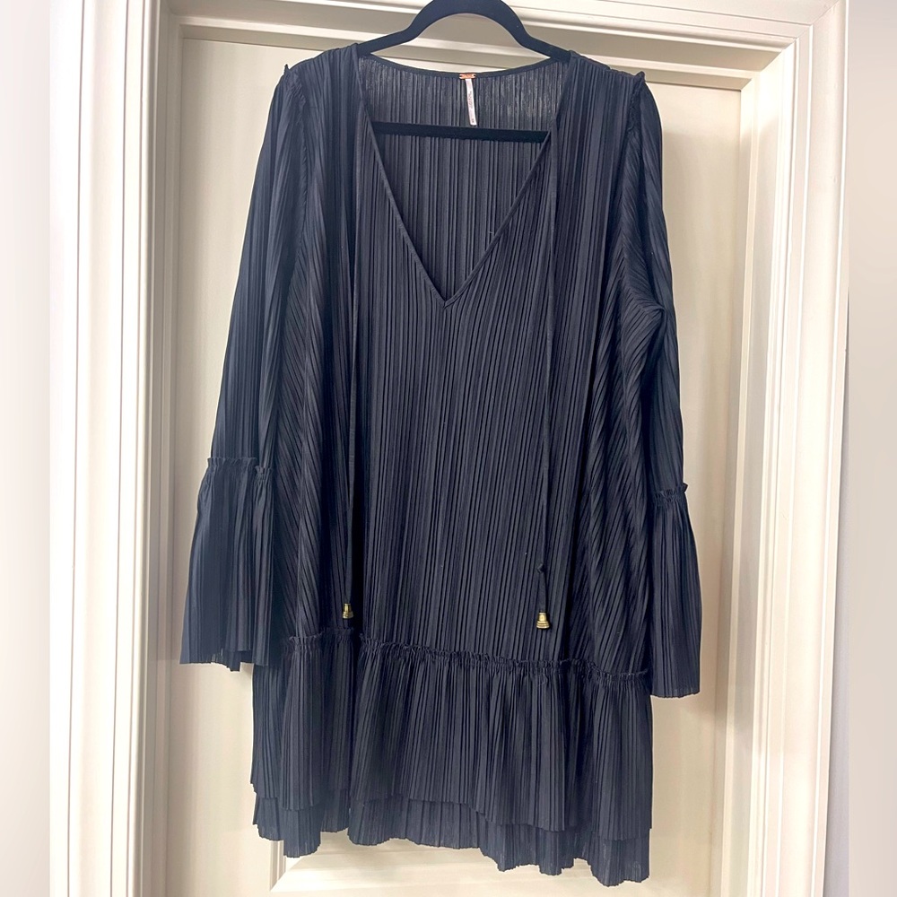 Black Free People V-Neck Tunic Dress, size Medium
